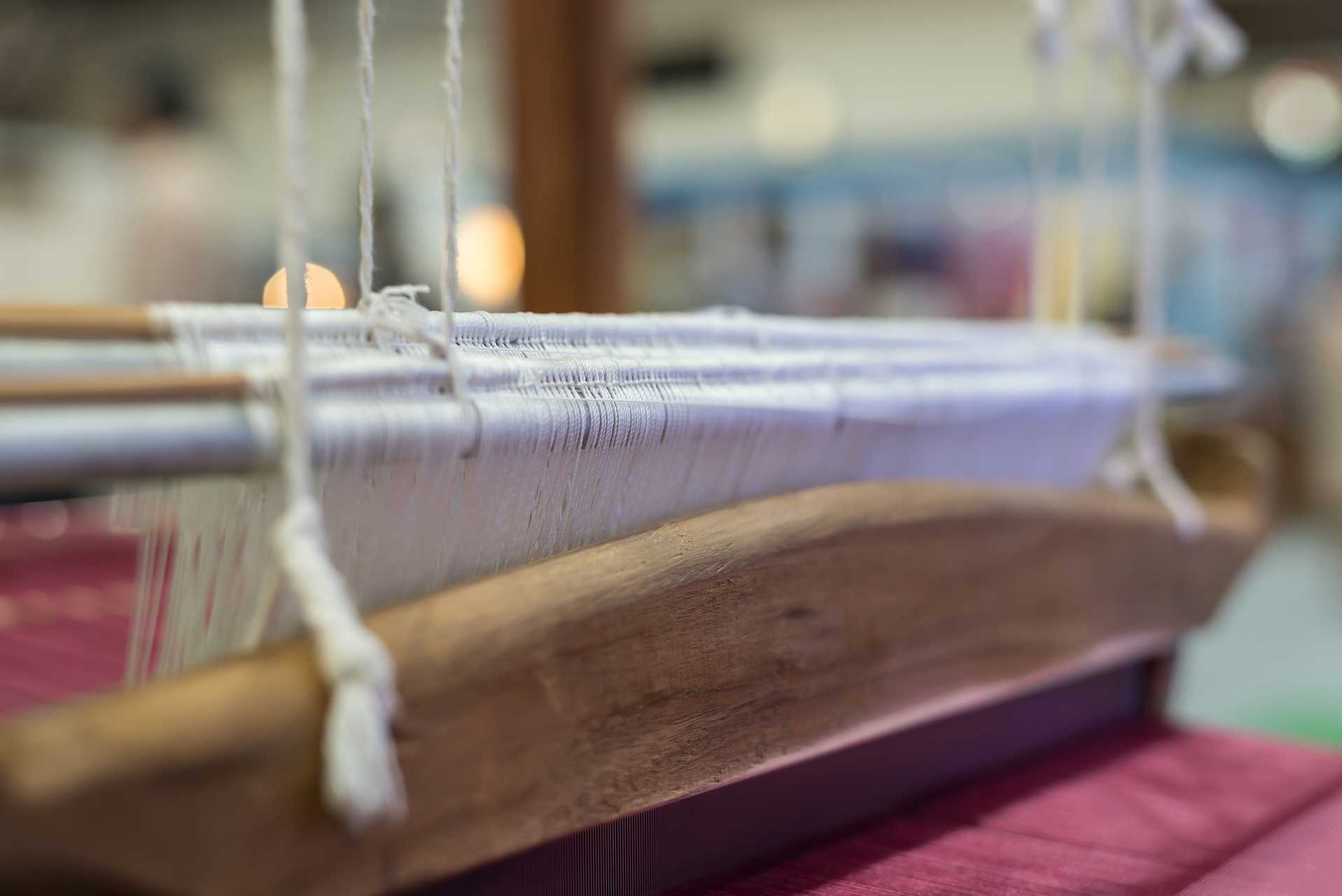 lo-stile-vintage-della-macchina-telaio-tradizionale-e-lo-strumento-per-tessere-la-seta-tailandese-dal-bozzolo
